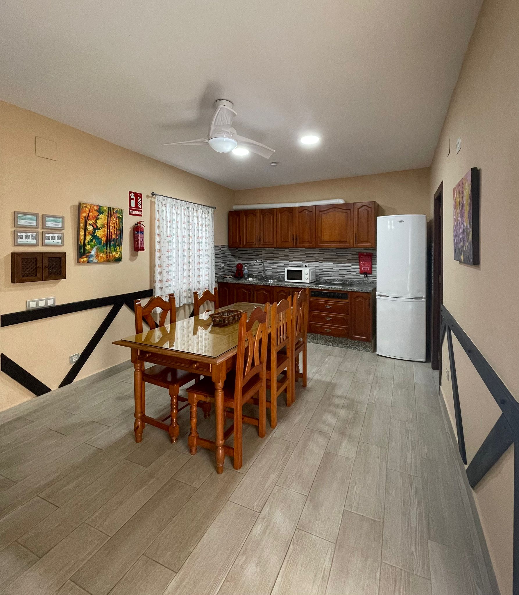 Vista del comedor y cocina Vista del comedor y cocina