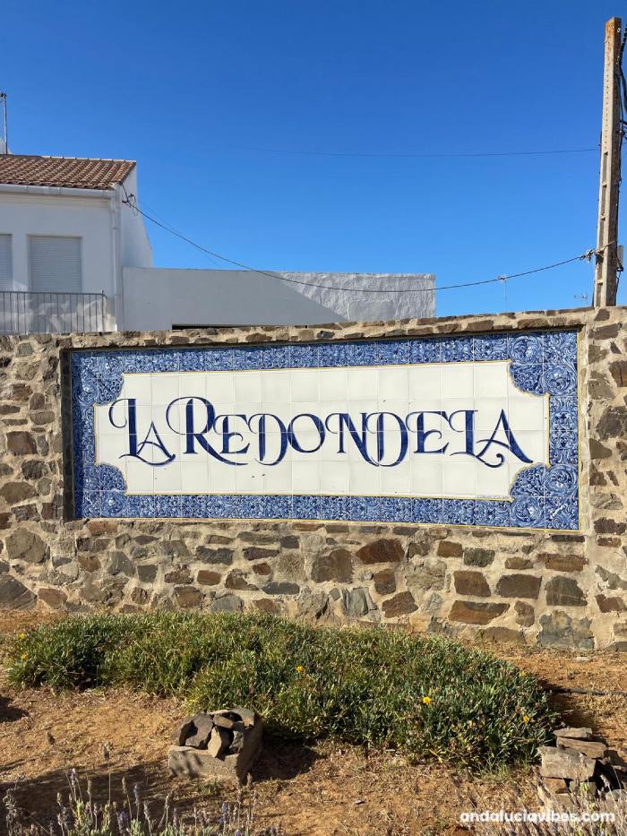 Entrada al pueblo de La Redondela La Peña - Entrada al pueblo de La Redondela